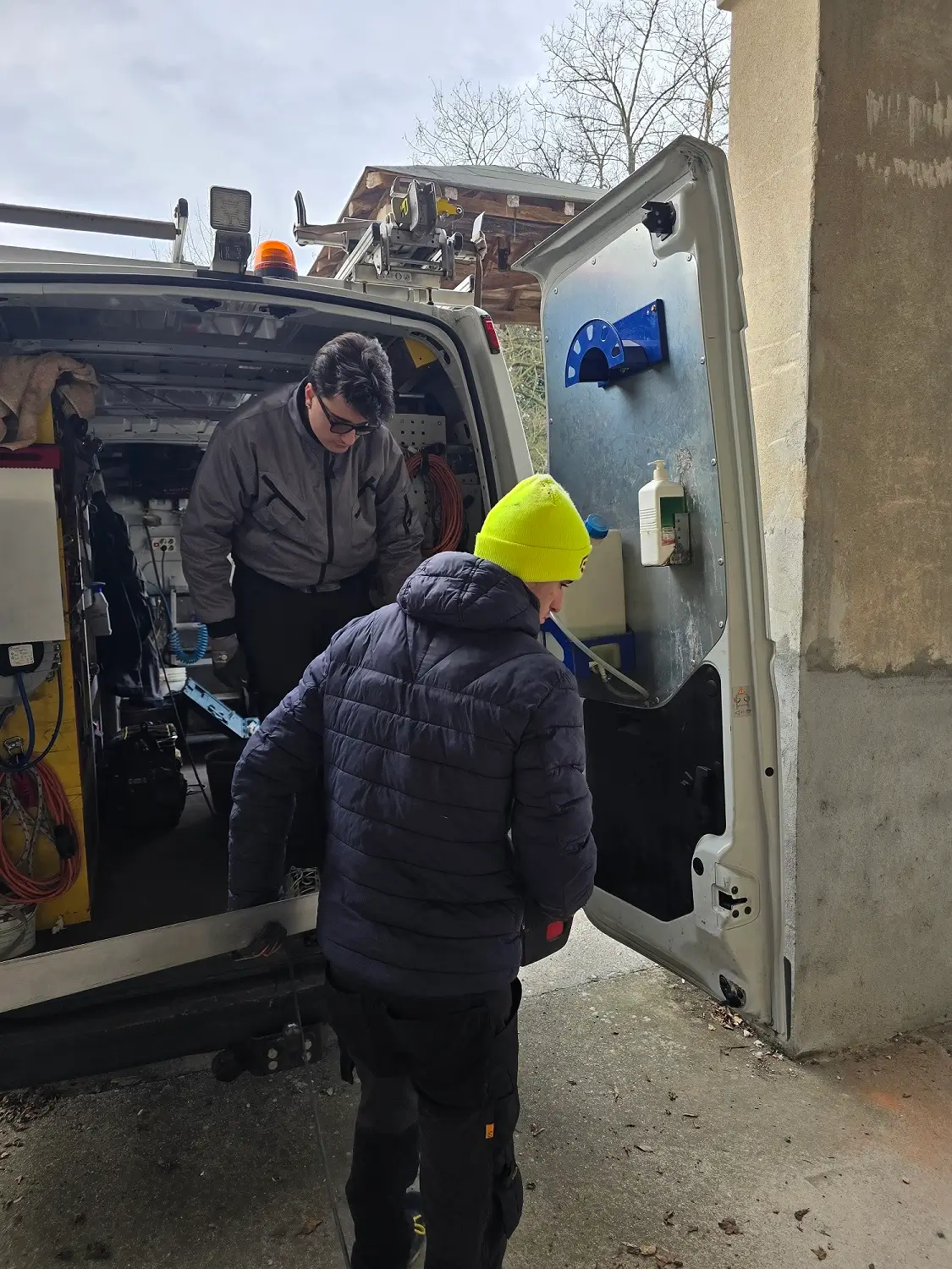 Lavoratori che prendono attrezzi dal furgone